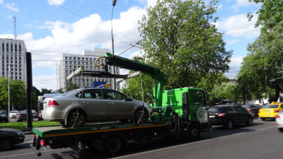 En felparkerad bil transporteras bort i Moskva