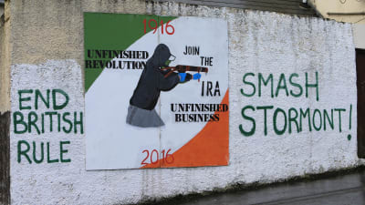 En politisk väggmålning i nordirlänska Derry -  uppmaningar till att gå med i kampen. 