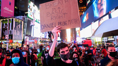 Protester för den döde afroamerikanen Daniel Prude i New York. 