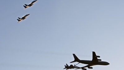 Israeliska F15I jaktplan flyger i formation då ett av planen tankar bränsle under övningen