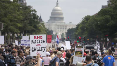 Tusentals motdemonstranter samlades i Washington för att protestera mot extremhögerns manifestation för vit makt