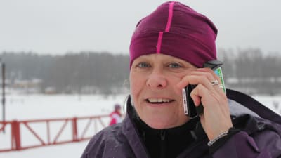 Kvinna talar i en mobiltelefon