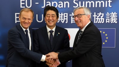 Japans premiärminister Shinzo Abe välkomnas av EU-kommissionens ordförande Jean-Claude Juncker och Europeiska rådets ordförande Donald Tusk i Bryssel. 