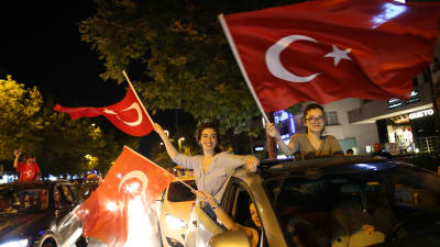 Unga anhängare till CHP-partiet firade segern i borgmästarvalet. 