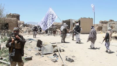 Talibanrebeller har satt upp vägspärrar och tänt eld på regeringsbyggnader och lokala ämbetsverk