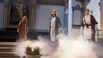 skådespelare i biblisk pjäs i kyrka