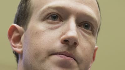 Mark Zuckerberg grillas av den amerikanska kongressen. 