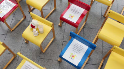 Små gula, röda och blå stolar som symboliserar de barn och unga som under året fått cancer och de som dött av cancer.