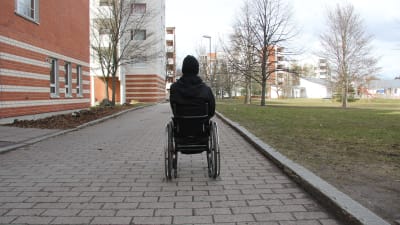 Patrik Saari i sin rullstol fotad bakifrån. 