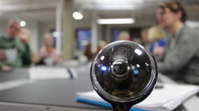 Videokamera som direktsänder en debatt