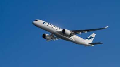 Finnairs Airbus A350 flygande med blå himmel i bakgrunden. 