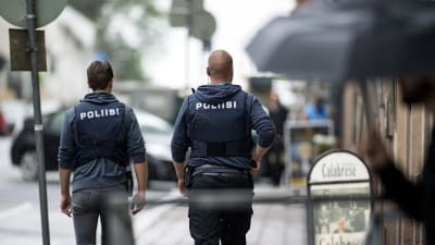 Polis patrullerar i Åbo fredagen den 18 augusti. 
