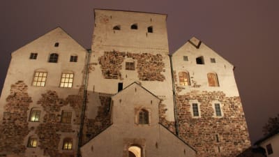 Åbo slott i kvällsbelysning.