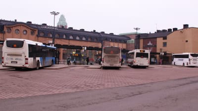 Bussar vid Elielplatsen.