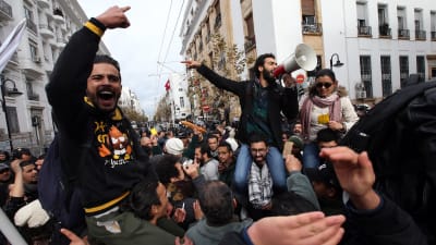 Tunisiska demonstranter ropar slagord i Tunis på lördagen den 12 december.