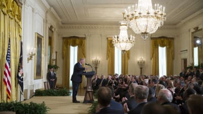 President Donald Trump dök överraskande upp mitt under en presskonferens i Vita huset
