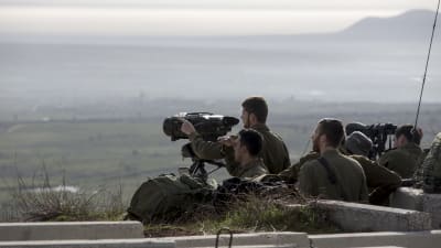 Israeliska soldater är i högsta beredskap på Golanhöjderna vid gränsen mellan Israel och Syrien