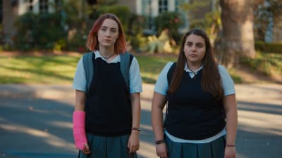 Saoirse Ronan ja  Beanie Feldstein elokuvassa Lady Bird.