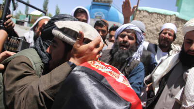 Militanta talibaner möter afghaner i en glädjeyttring på grund av vapenvila   