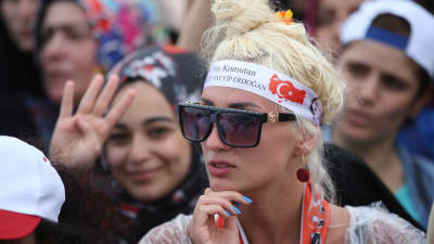Kvinna som stöder president Recep Tayyip Erdogan