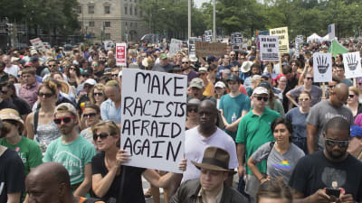 Tusentals motdemonstranter tågade genom stadskärnan i Washington D.C 