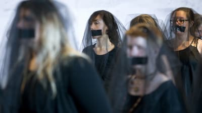 Protesterande kvinnor vid förhöret av Brett Kavanaugh
