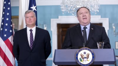 USA:s utrikesminister Mike Pompeo (till höger) presenterade Stephen Biegun (till vänster) som USA:s nye Nordkoreasändebud den 23 augusti. Biegun var tidigare en av toppcheferna inom Fordkoncernen. 