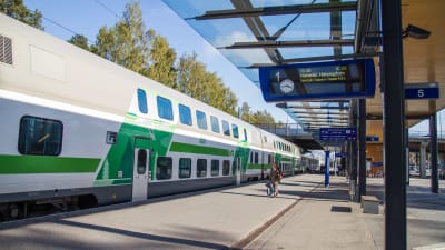 Tåg på en tågstation