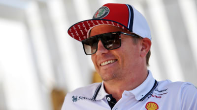 Kimi Räikkönen ler.