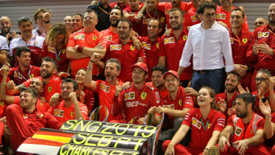 Ferraris F1-team i ett lagfoto efter ett lyckat race i Singapore.