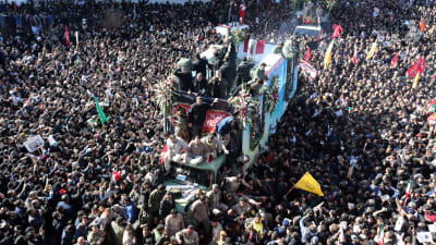 Väkijoukko ympäröi vaunua, jossa on Qassim Suleimanin ruumis.