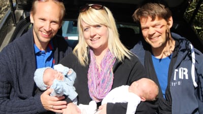 Erik-André, Kenneth och de nyfödda pojkarna tillsammans med surrogatmamman Shelly i september 2013.