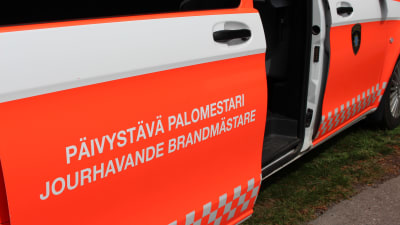 brandbilar vid hus i Kapellhamnen