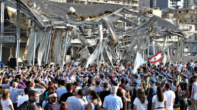 Tuhannet ihmiset kokoontuivat muistamaan Beirutin räjähdyksen uhreja räjähdyspaikan lähelle.