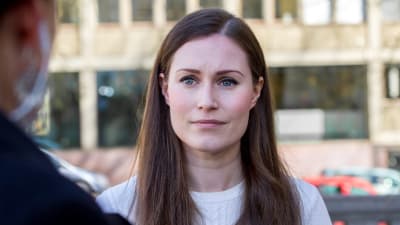 Statsminister Sanna Marin (SDP) i närbild på Ständerhusets trappor i Helsingfors.