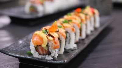 En portion med sushi i ett kök