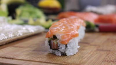 Sushi med lax på en skärbräda