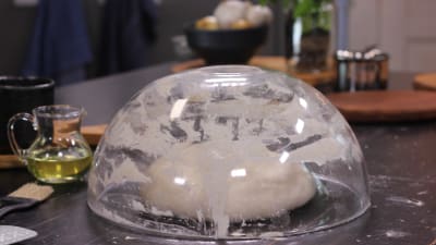 Bröddeg som jäser under en glasskål