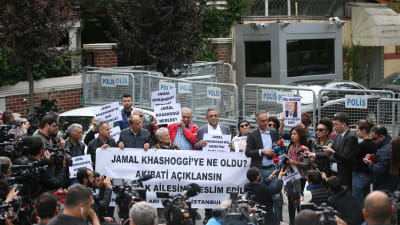 Misstankarna om att journalisten Jamal Khashoggi mördades i konsulatet i Istanbul ha utlöst protester världen över. Här protesterar turkiska mänskorättsaktivister utanför konsulatet