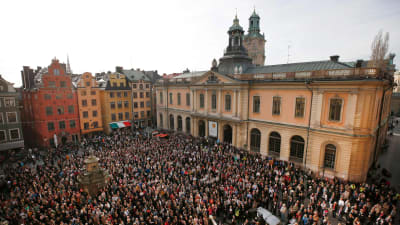 Demonstranter utanför Börshuset i Gamla stan, Stockholm, på torsdag kväll. 