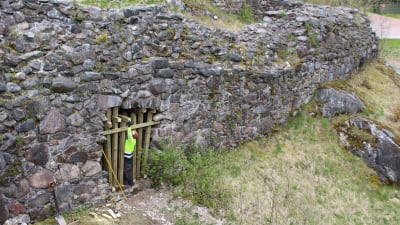 port i medeltida mur, byggare sätter in balkar