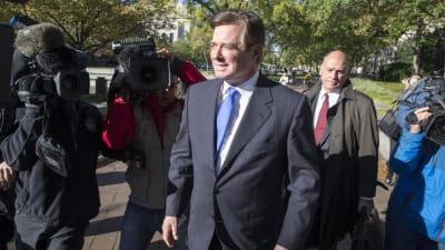 Paul Manafort lämnar domstolen där åtalen riktade mot honom lästs upp.