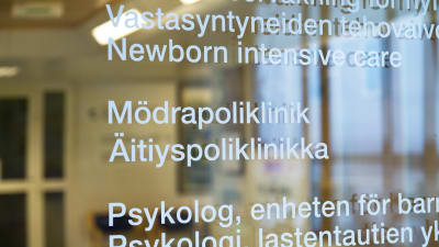 "Mödrapoliklink" står skrivet på en glasdörr