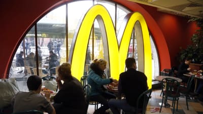 Restauranggäster på McDonalds, i bakgrunden kedjans kännspaka gula M.