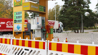 En bensinmack har stängts och skärmats av med tillfälligt staket