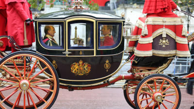 Riksregalier fraktas i vagn från Buckingham-palatset till parlamentet i Storbritannien.