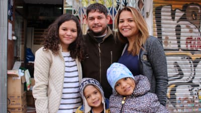 På bilden ser vi familjen Bellomo som precis har anlänt till Venezuela. På bilden ser vi fempersonersfamiljen i nya vinterkläder de fått av en frivilligorganisation.