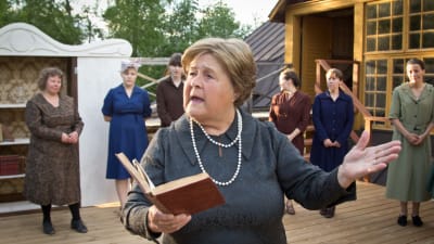 En grupp kvinnliga skådespelare på en scen.