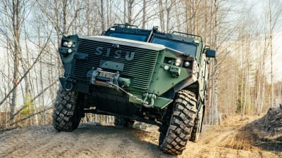 Tungt militärfordon som tillverkas av Sisu Auto i Karis. 