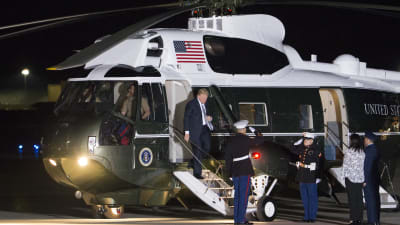 Donald Trump stiger ur en helikopter på en militärbas i Maryland.